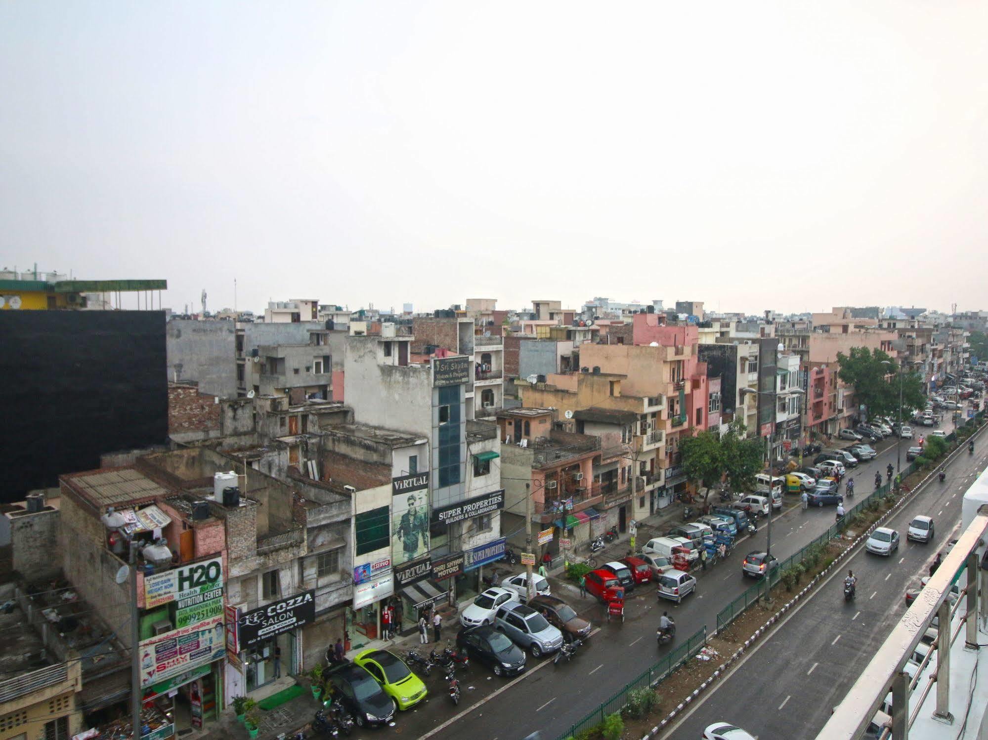 Oyo Rooms Pitampura ニューデリー エクステリア 写真