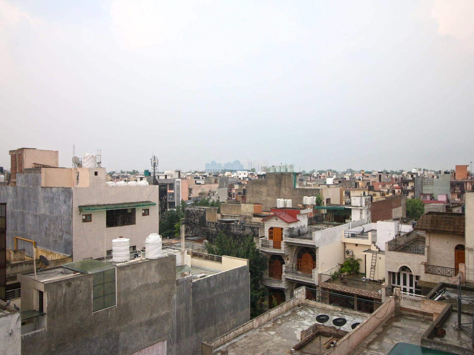 Oyo Rooms Pitampura ニューデリー エクステリア 写真