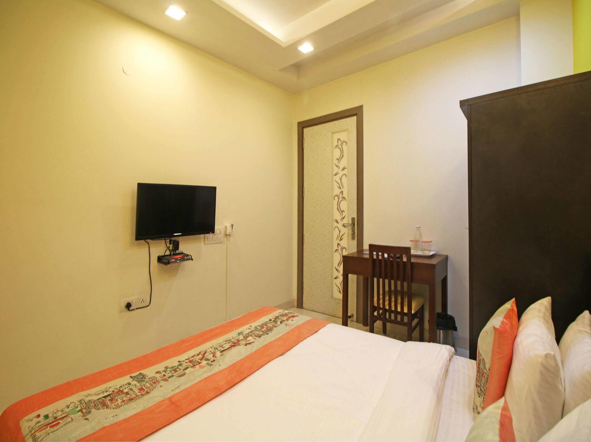 Oyo Rooms Pitampura ニューデリー エクステリア 写真