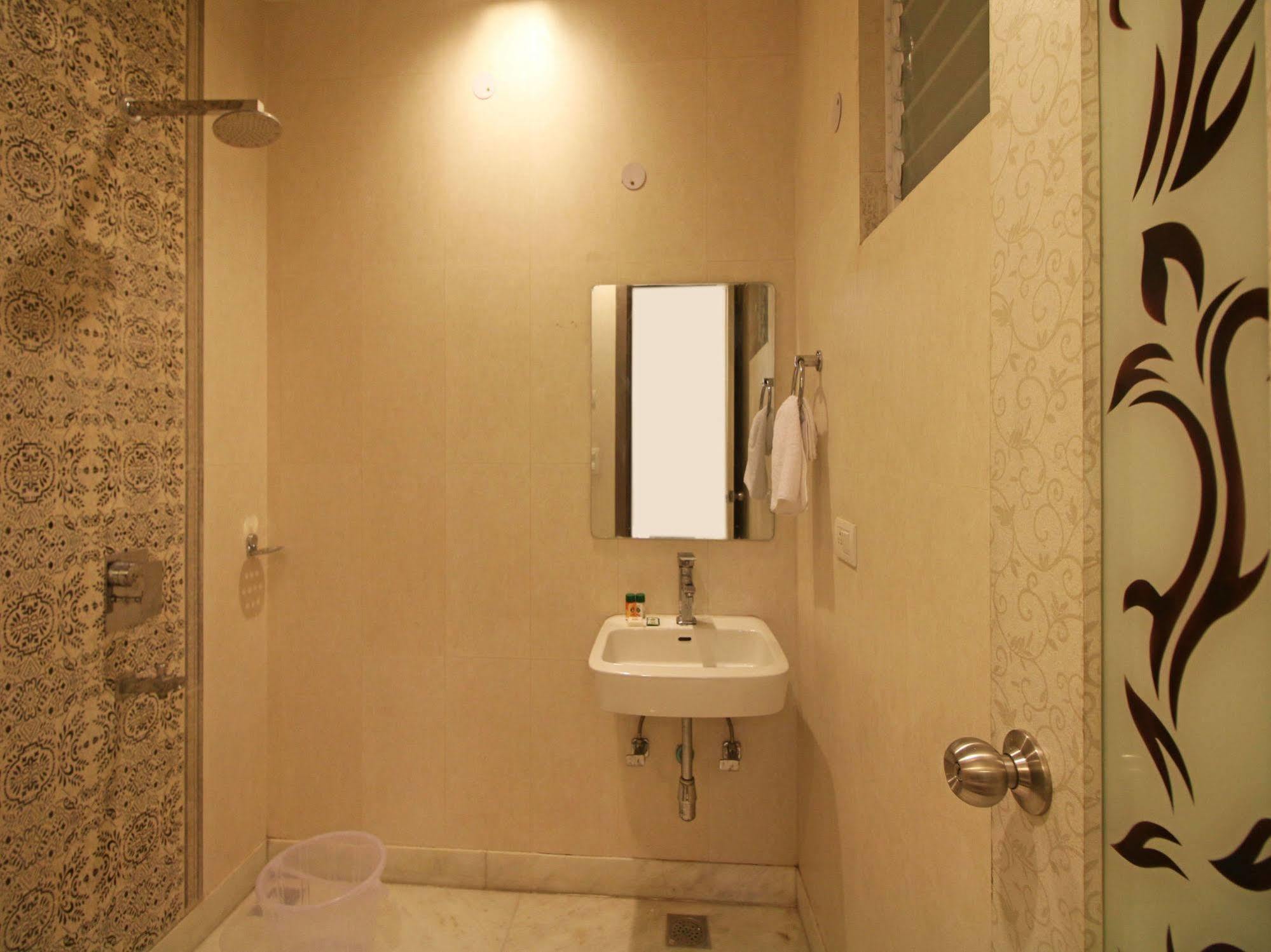 Oyo Rooms Pitampura ニューデリー エクステリア 写真