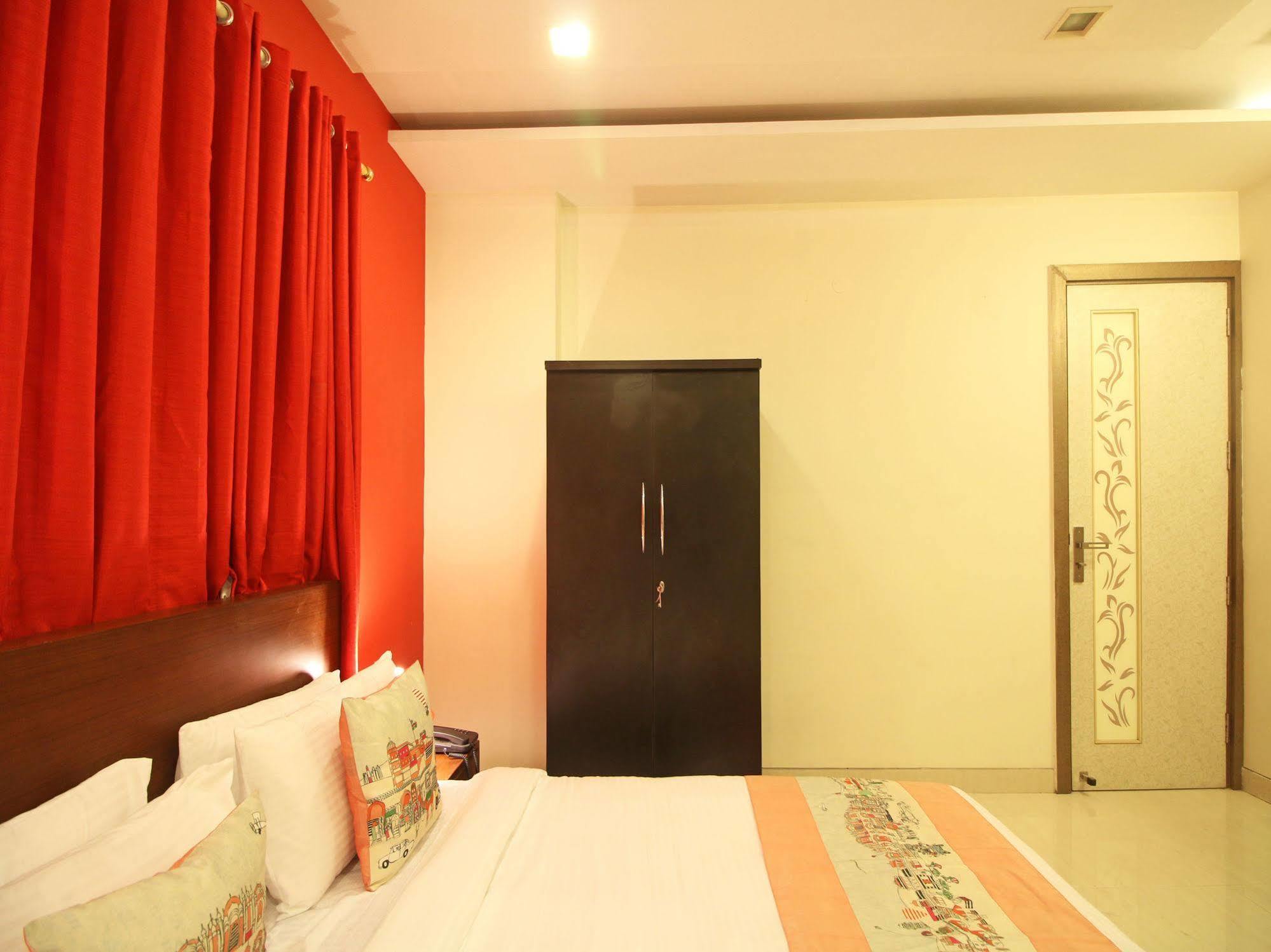 Oyo Rooms Pitampura ニューデリー エクステリア 写真